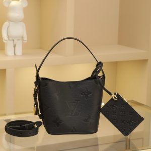 18 x 12 x 16 cm (height x width x length)